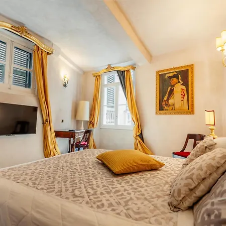 Luxury&charme Historical Center בית הארחה 4*